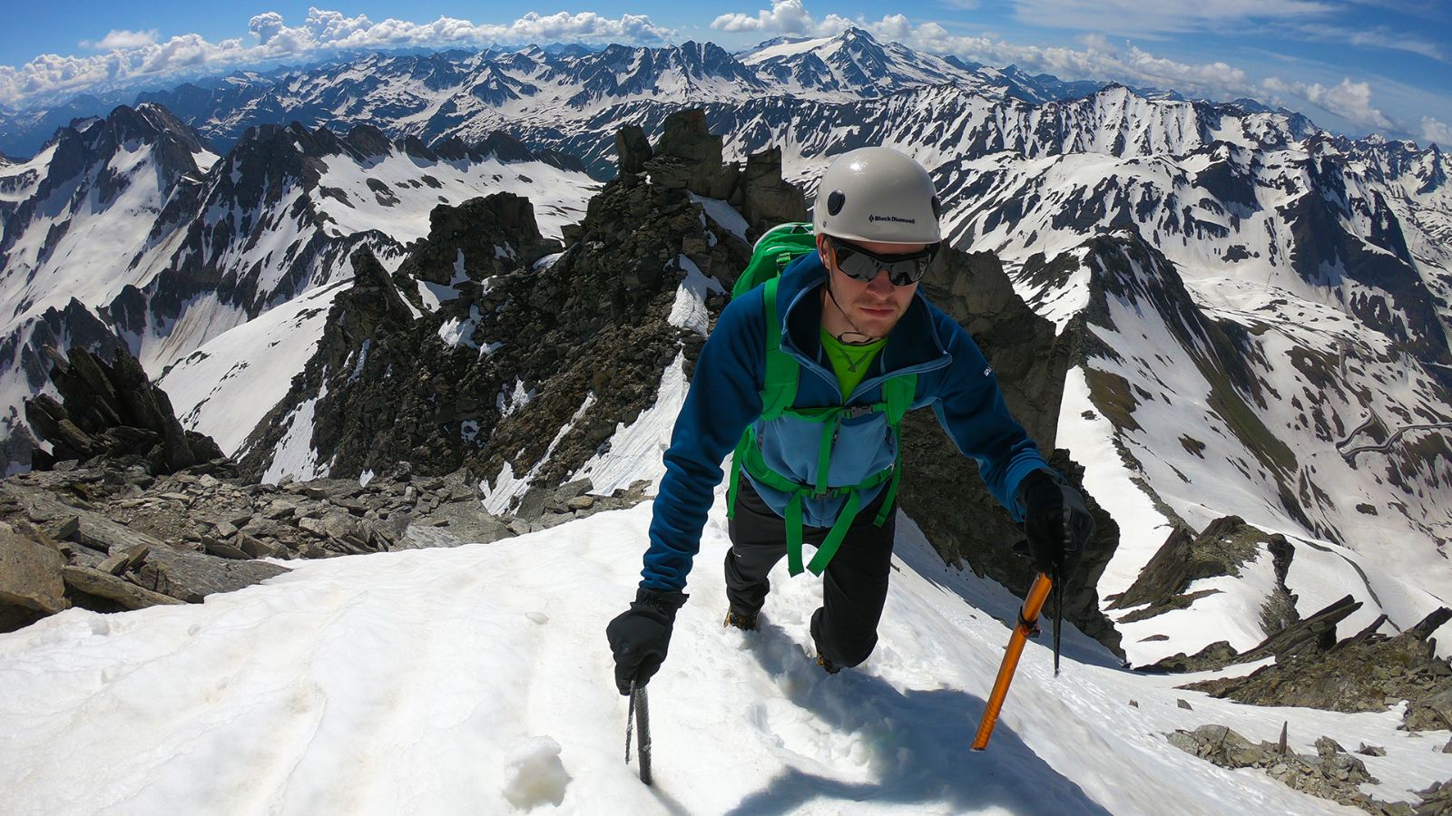 Am Pizzo Nero mit Seilen, Karabinern, Eispickel, Helm und Handschuhen.