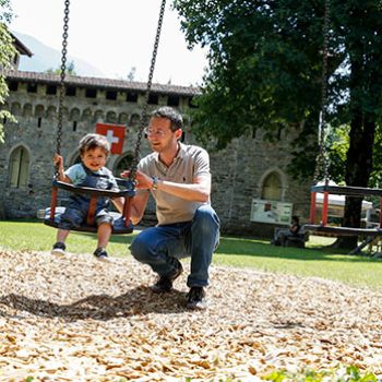 Omar Bariffi, un papà tra parco giochi e cascata