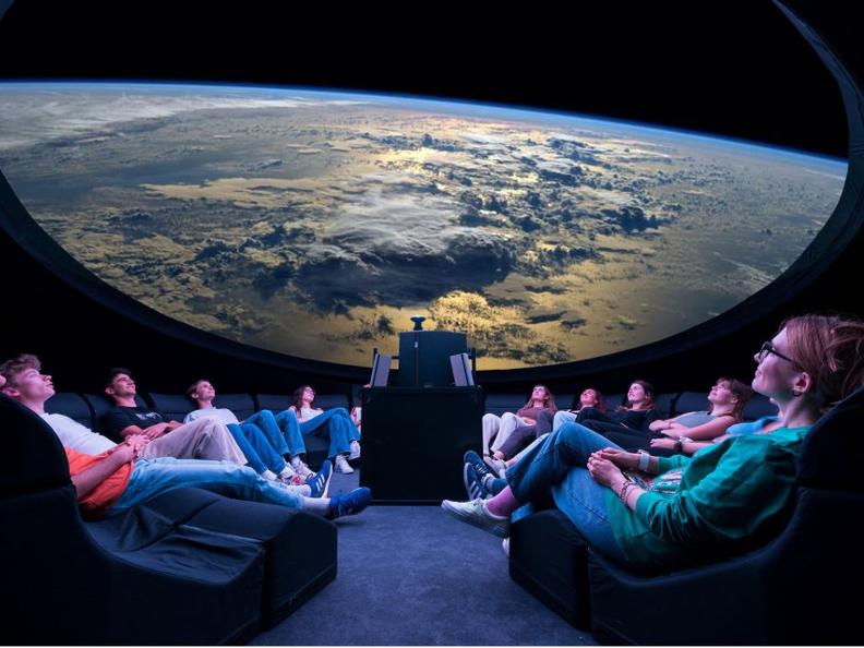Image 2 - Visita alla Casa della sostenibilità USI di Airolo: Riflessione e proiezione nel planetario astronomico