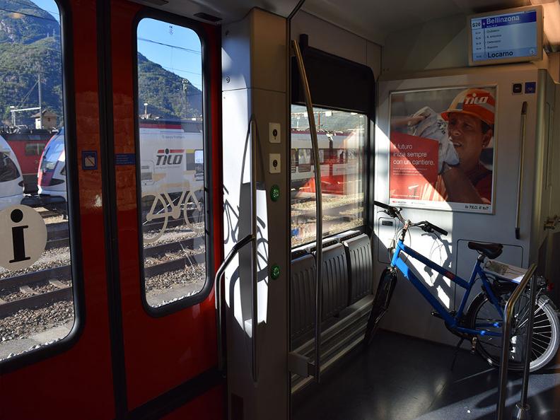 Image 2 - In treno con la bici