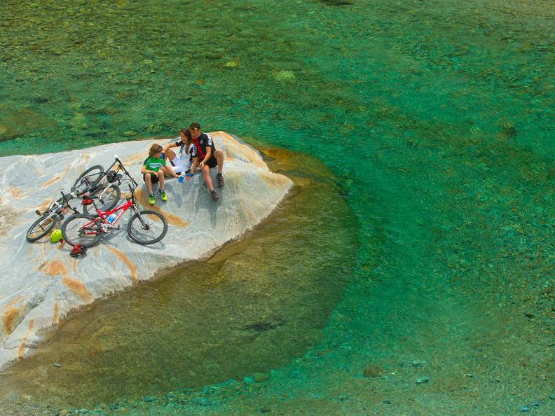 Image 1 - Val Verzasca - Au bord de l'onde verte