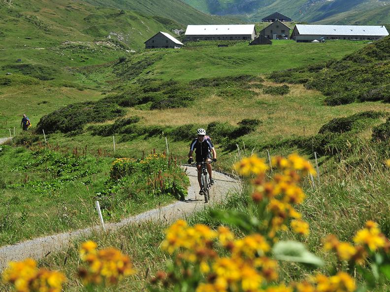 Image 2 - Tour della Valle Leventina in e-bike