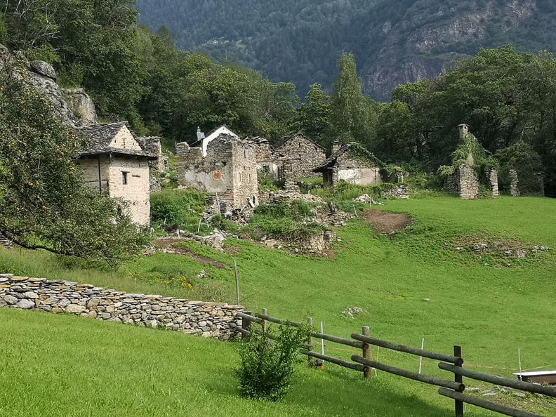 Image 4 - Giro del Castello di Serravalle